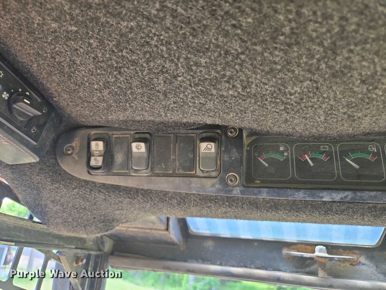 image for item EM7330 2003 John Deere 270 Series II skid steer loader