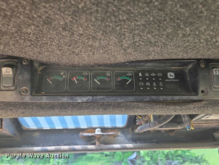 image for item EM7330 2003 John Deere 270 Series II skid steer loader