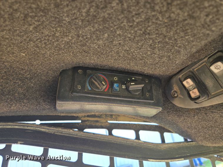 image for item EM7330 2003 John Deere 270 Series II skid steer loader