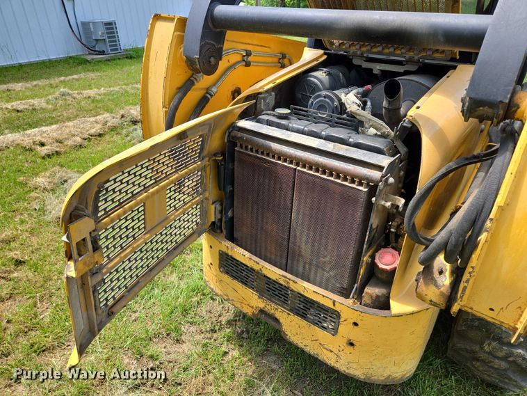 image for item EM7330 2003 John Deere 270 Series II skid steer loader