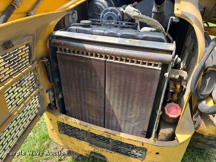 image for item EM7330 2003 John Deere 270 Series II skid steer loader