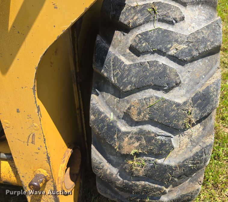 image for item EM7330 2003 John Deere 270 Series II skid steer loader