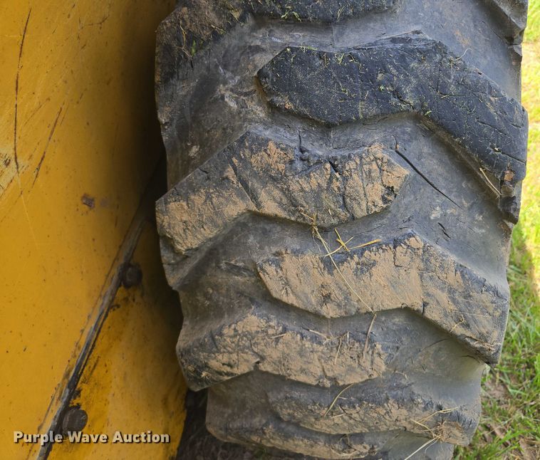 image for item EM7330 2003 John Deere 270 Series II skid steer loader