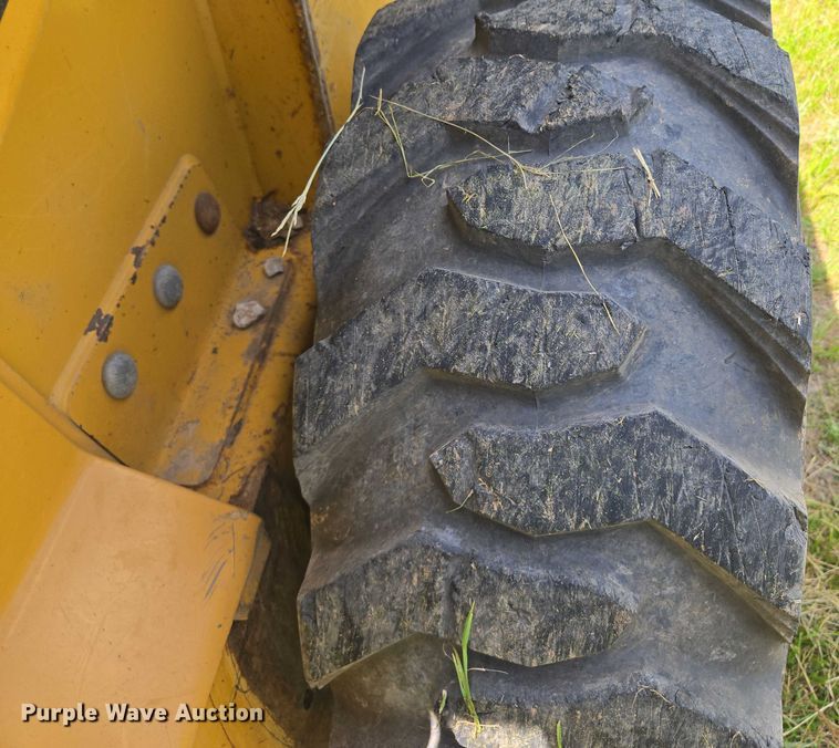 image for item EM7330 2003 John Deere 270 Series II skid steer loader