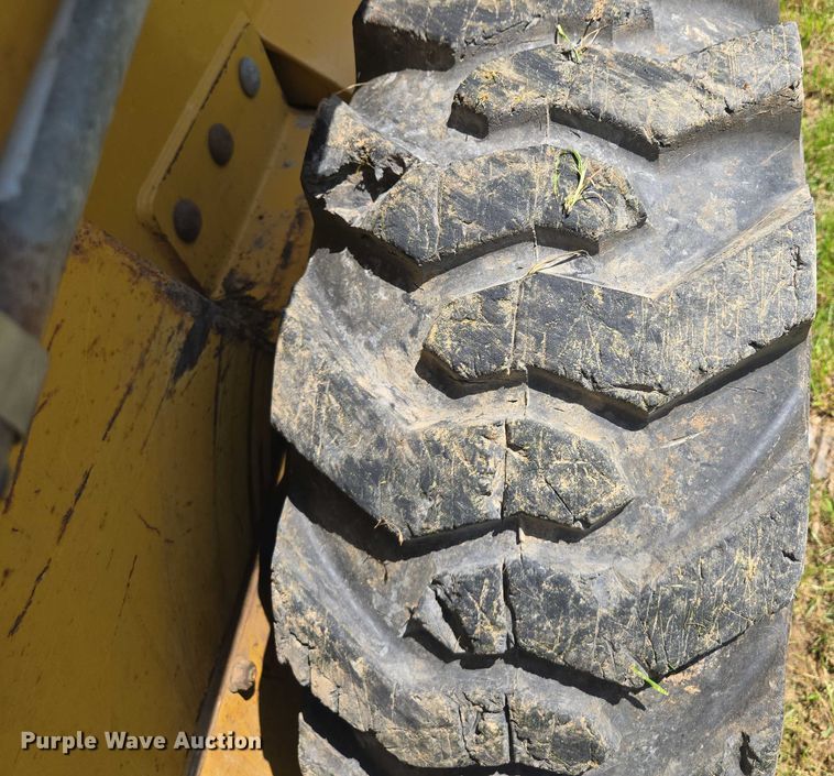 image for item EM7330 2003 John Deere 270 Series II skid steer loader