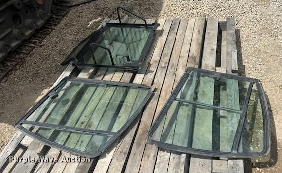 image for item EM7330 2003 John Deere 270 Series II skid steer loader