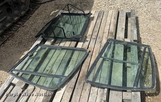 image for item EM7330 2003 John Deere 270 Series II skid steer loader