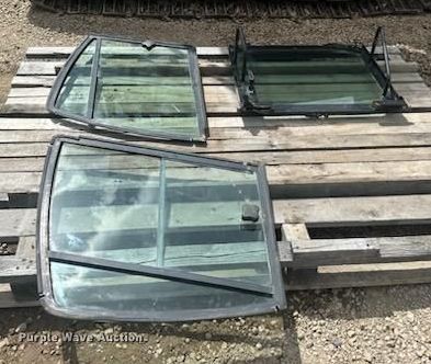 image for item EM7330 2003 John Deere 270 Series II skid steer loader