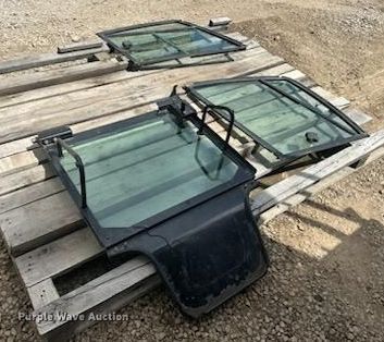 image for item EM7330 2003 John Deere 270 Series II skid steer loader