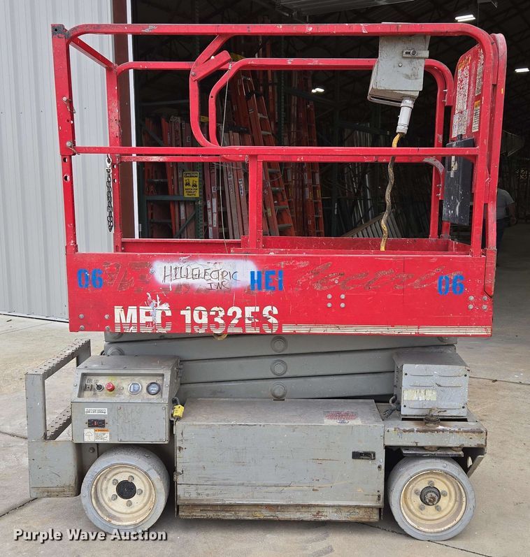 image for item EN3678 2000 MEC  1932ES scissor lift