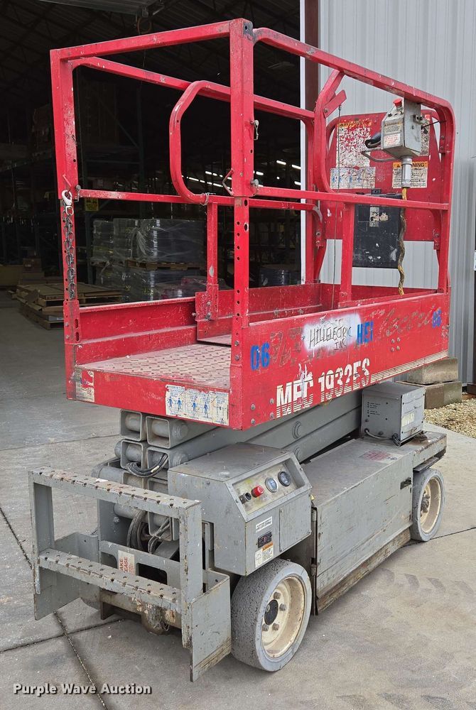 image for item EN3678 2000 MEC  1932ES scissor lift