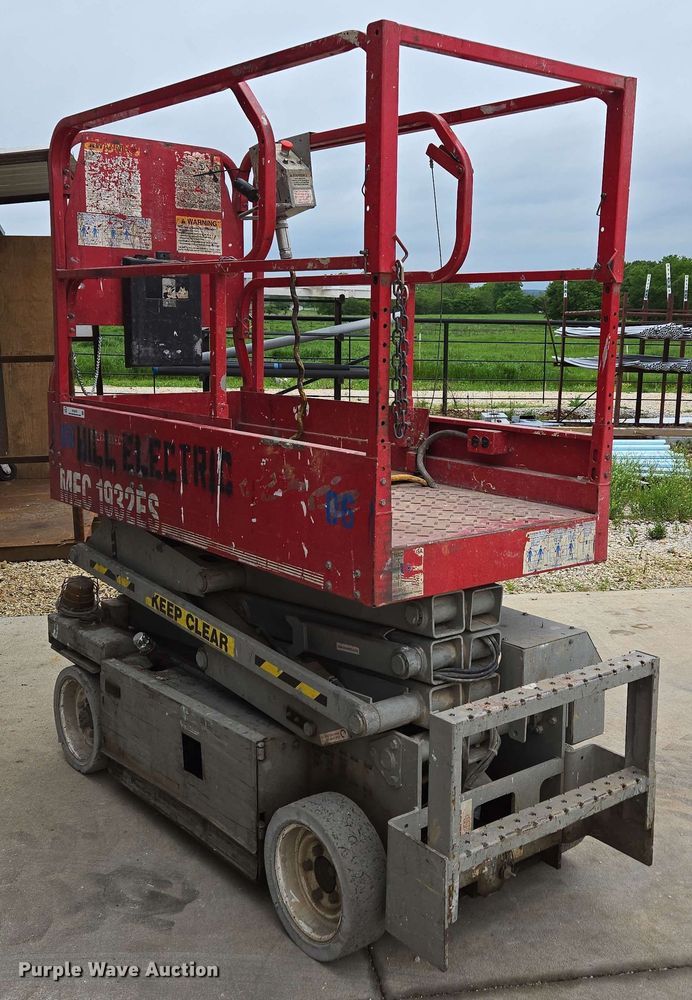 image for item EN3678 2000 MEC  1932ES scissor lift
