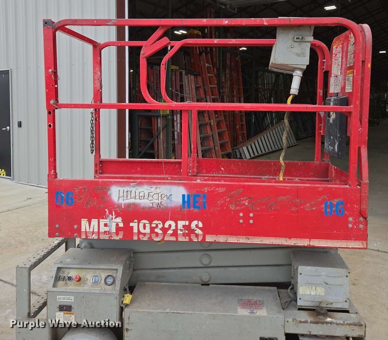 image for item EN3678 2000 MEC  1932ES scissor lift