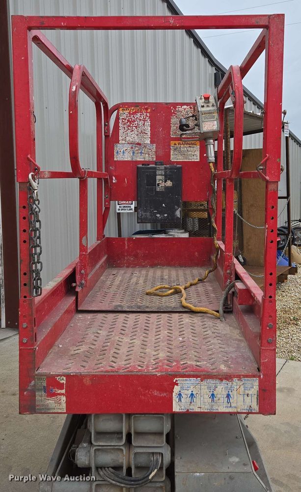 image for item EN3678 2000 MEC  1932ES scissor lift
