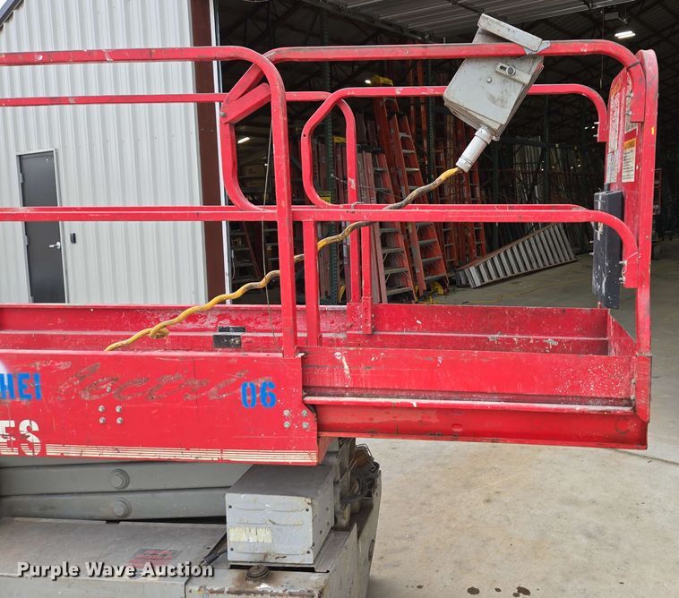 image for item EN3678 2000 MEC  1932ES scissor lift
