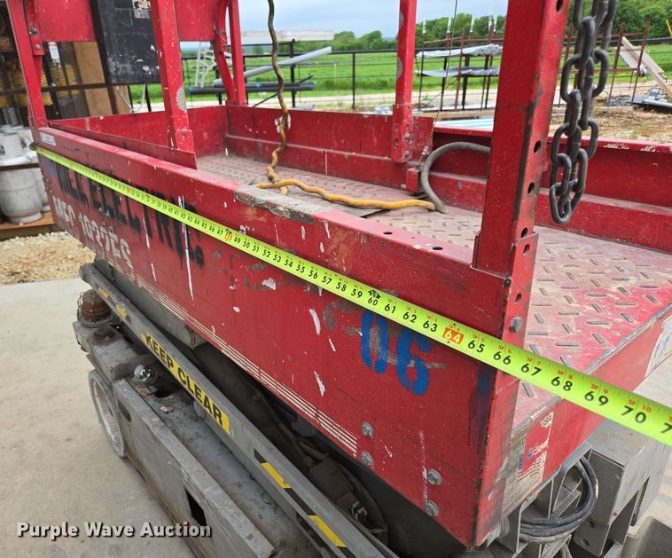 image for item EN3678 2000 MEC  1932ES scissor lift