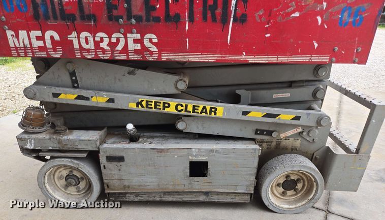 image for item EN3678 2000 MEC  1932ES scissor lift