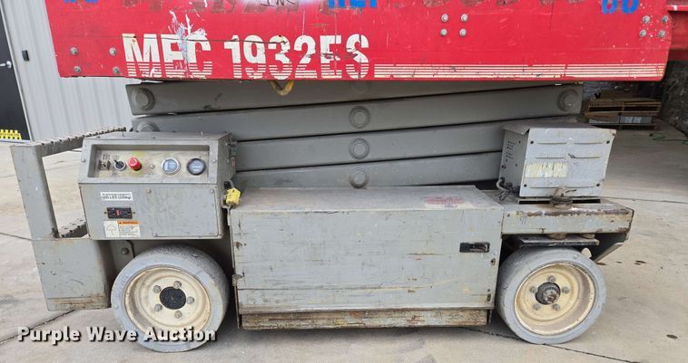 image for item EN3678 2000 MEC  1932ES scissor lift