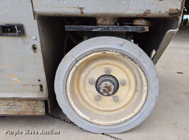 image for item EN3678 2000 MEC  1932ES scissor lift