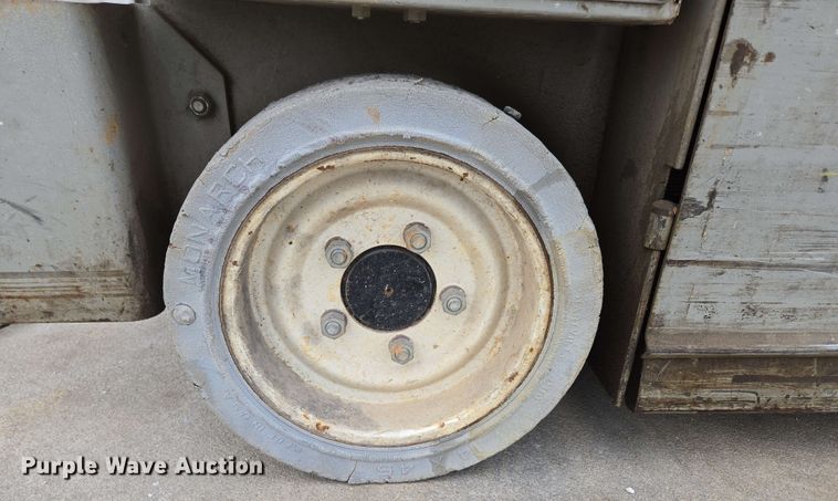 image for item EN3678 2000 MEC  1932ES scissor lift