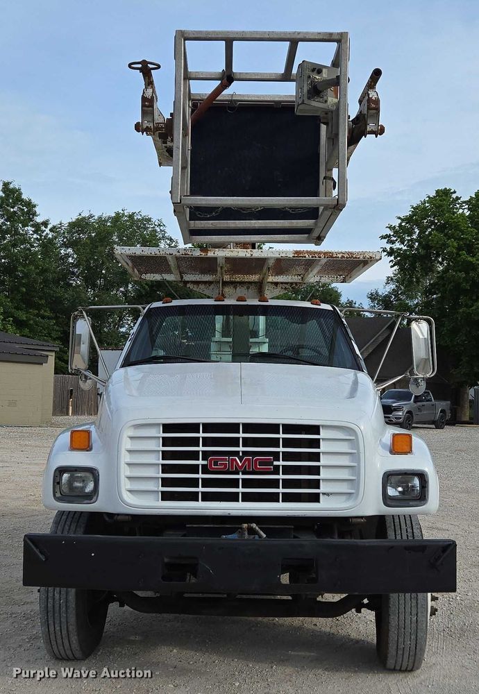 image for item EN3714 2001 GMC C6500 bucket truck