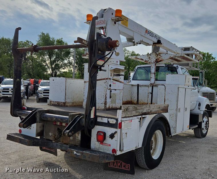 image for item EN3714 2001 GMC C6500 bucket truck