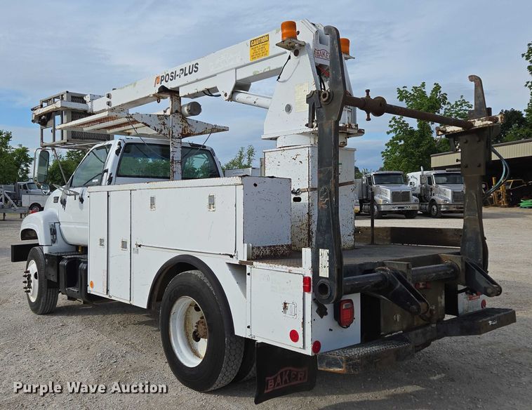 image for item EN3714 2001 GMC C6500 bucket truck