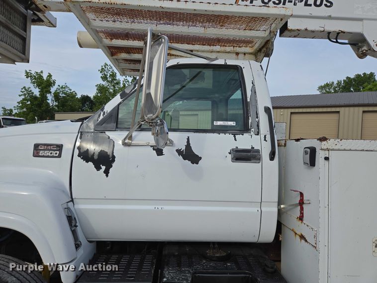 image for item EN3714 2001 GMC C6500 bucket truck