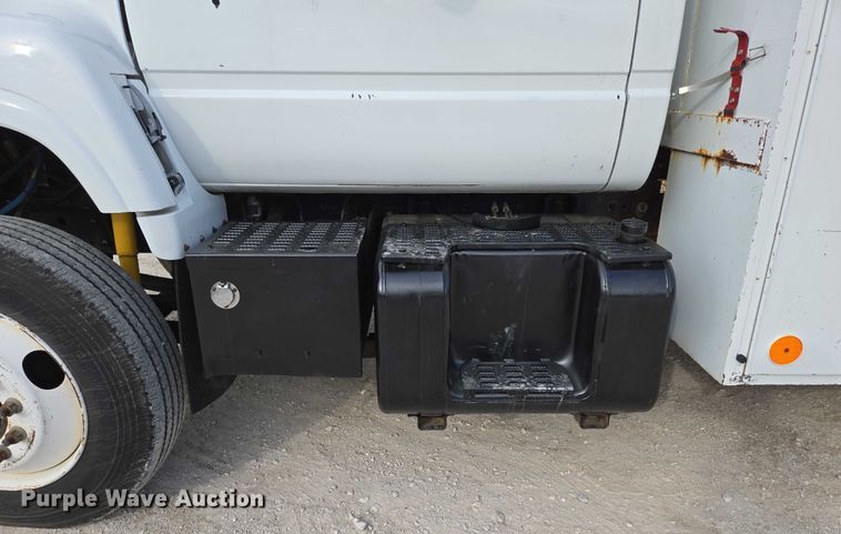 image for item EN3714 2001 GMC C6500 bucket truck