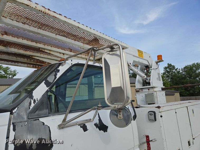 image for item EN3714 2001 GMC C6500 bucket truck