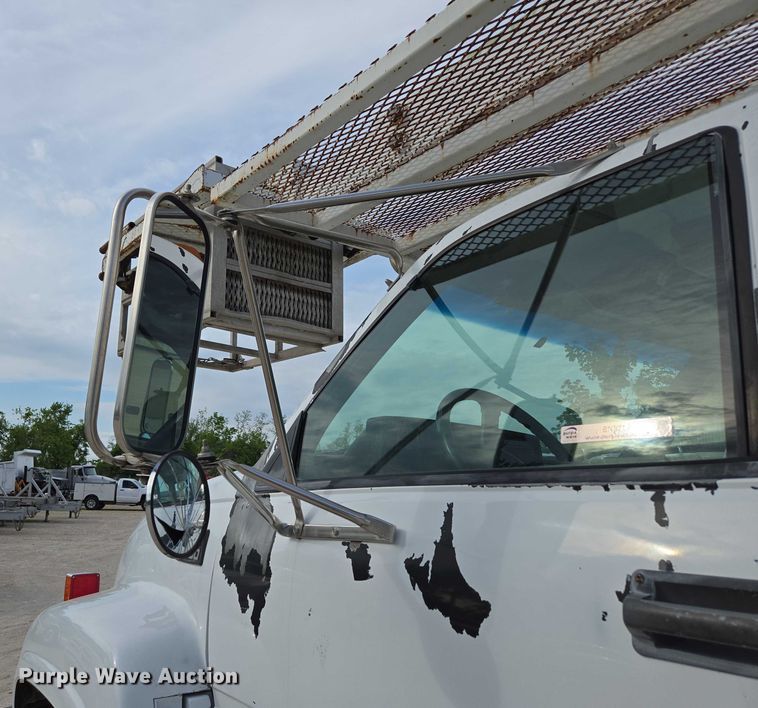 image for item EN3714 2001 GMC C6500 bucket truck