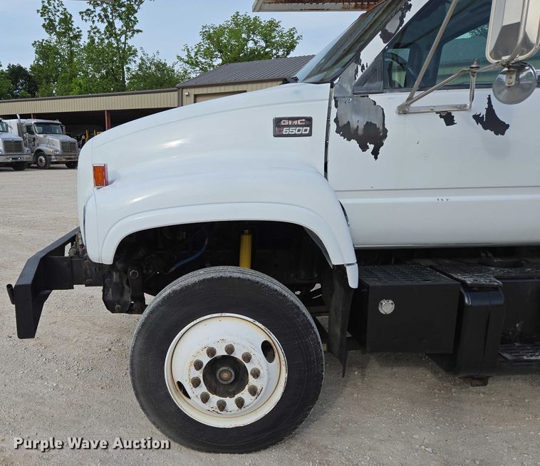 image for item EN3714 2001 GMC C6500 bucket truck