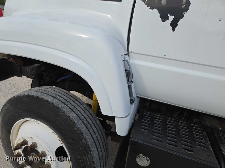 image for item EN3714 2001 GMC C6500 bucket truck