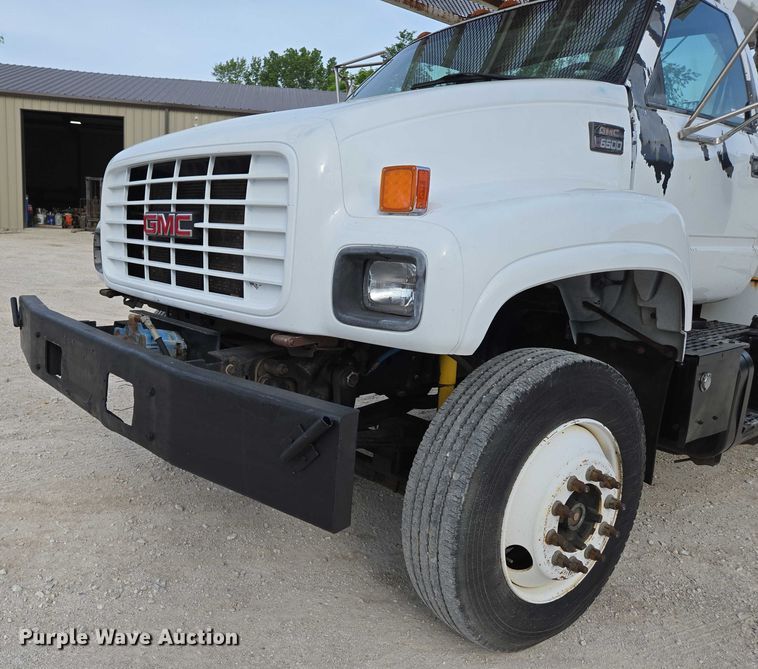 image for item EN3714 2001 GMC C6500 bucket truck