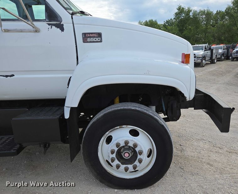 image for item EN3714 2001 GMC C6500 bucket truck