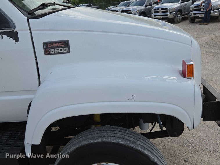 image for item EN3714 2001 GMC C6500 bucket truck