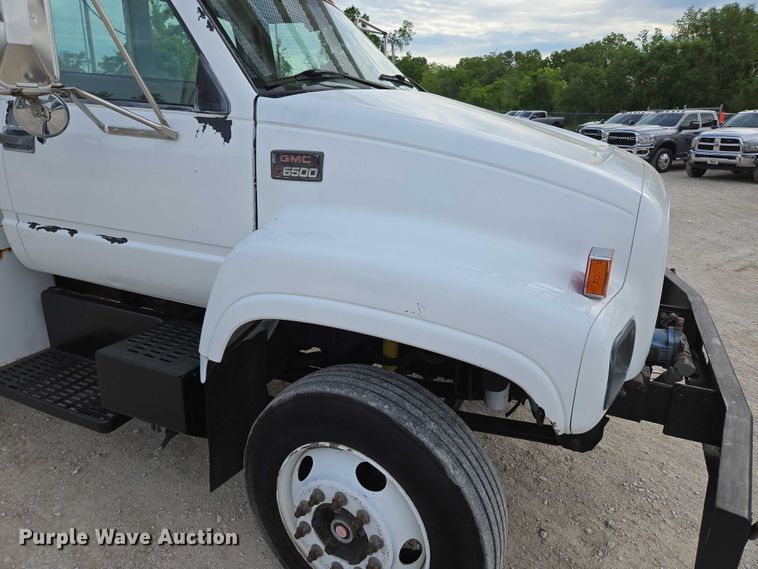image for item EN3714 2001 GMC C6500 bucket truck
