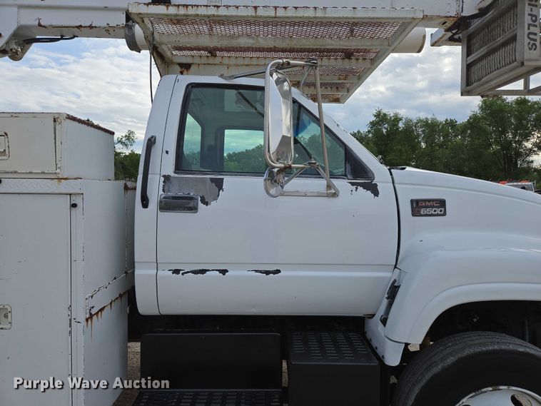 image for item EN3714 2001 GMC C6500 bucket truck