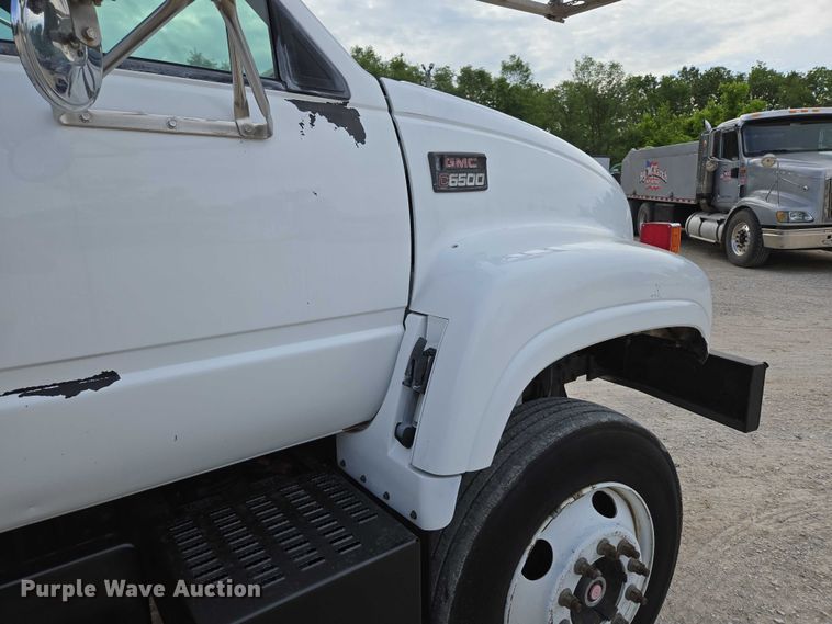 image for item EN3714 2001 GMC C6500 bucket truck
