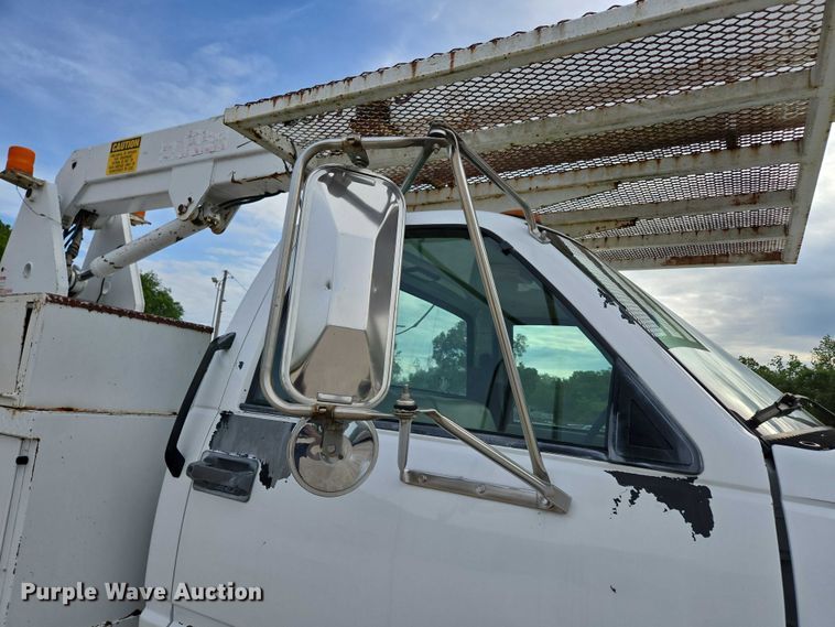 image for item EN3714 2001 GMC C6500 bucket truck