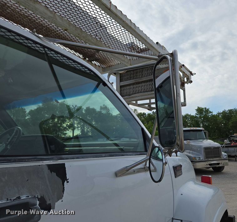 image for item EN3714 2001 GMC C6500 bucket truck
