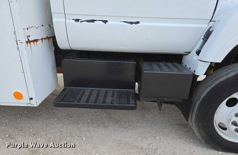 image for item EN3714 2001 GMC C6500 bucket truck