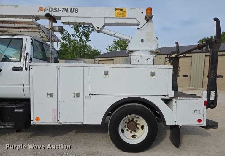 image for item EN3714 2001 GMC C6500 bucket truck