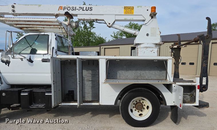 image for item EN3714 2001 GMC C6500 bucket truck
