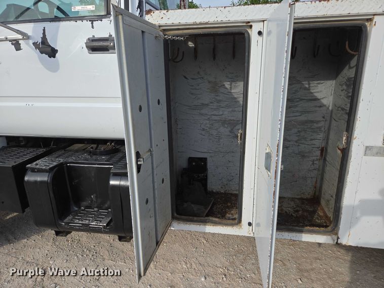 image for item EN3714 2001 GMC C6500 bucket truck