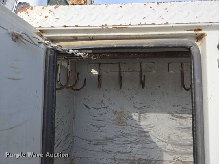 image for item EN3714 2001 GMC C6500 bucket truck