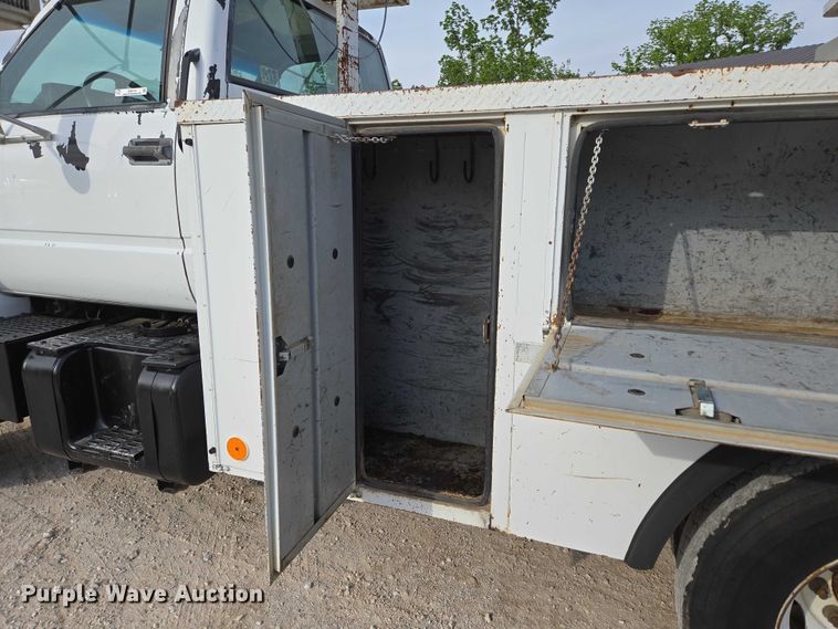 image for item EN3714 2001 GMC C6500 bucket truck