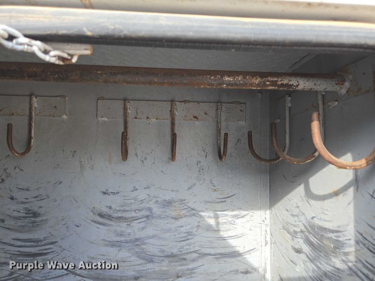 image for item EN3714 2001 GMC C6500 bucket truck