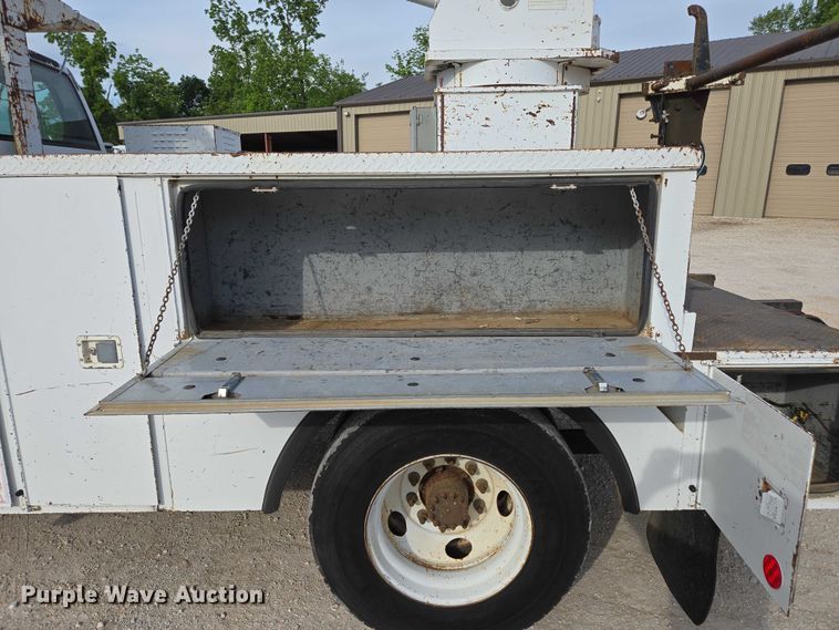 image for item EN3714 2001 GMC C6500 bucket truck