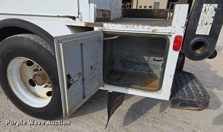 image for item EN3714 2001 GMC C6500 bucket truck